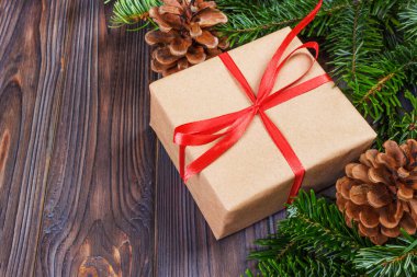 Dekoratif kutuları, Beyaz ahşap arka planda Noel hediyeleri.