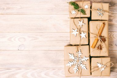 El yapımı el yapımı Noel hediyeleri ya da ahşap arka planda yeni yıl kırsal hediyeleri. Ayarlanmış.