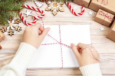 Zarf, çocuklar Noel Baba mektup zarfı, Noel arka plan'ın Noel harfler kız tamamladı.