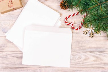 İçinde Noel Baba 'nın dilek listesi olan boş bir zarf ahşap bir masada duruyordu. Ayarlanmış.