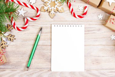 Noel arka plan ile defter ahşap ve Noel dekorasyon.