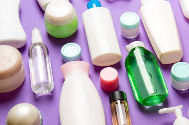 Plastik gövde bakımı şişesi düz kompozisyonu ve renkli arka plan boşluğuna kozmetik ürünler dizayn edilmişti. Beyaz Kozmetik kapları kümesi, kopya alanı ile üst görünüm.