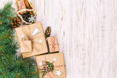 Noel hediye kutuları ve ağaç dalları. Tahta sepetli. Ayarlanmış