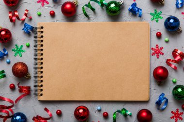 Noel boş tebrik kartı sahnesi. Noel oyuncağı ve kağıt kart notundan yapılmış yaratıcı bir düzen. Düz yatıyordu. Doğa Yeni Yıl Konsepti.