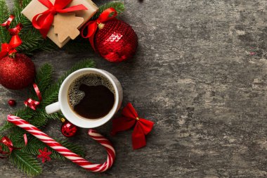 Seramik bir fincanda nefis bir sabah kahvesi içinde küçük hediyeler, süsler ve xmas oyuncakları. Bir fincan kahve ve yeni yıl oyuncakları..