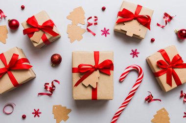 Renkli kurdeleli Noel Kraft hediye kutusu. Samimi Noel natürmortu, doğum günü ya da yeni yıl.