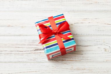 Paketlenmiş Noel ya da renkli kurdeleli kağıda sarılmış el yapımı diğer tatil hediyeleri. Hediye kutusu, hediye süslemesi, kopya alanı ile üst görünüm.