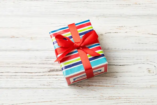 Paketlenmiş Noel ya da renkli kurdeleli kağıda sarılmış el yapımı diğer tatil hediyeleri. Hediye kutusu, hediye süslemesi, kopya alanı ile üst görünüm.