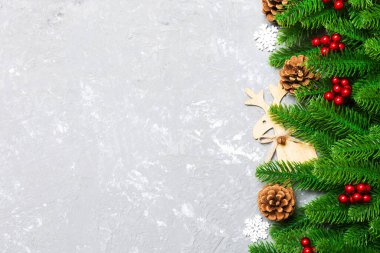Noel arkaplanının en üst görünümü köknar ağacı ve çimento arka plandaki dekorasyonlar. Kopya alanı olan yeni yıl tatili kavramı.