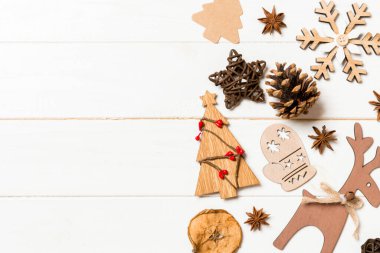 Ahşap arka planda Noel süsleri ve oyuncaklarının en üst görüntüsü. Uzayı kopyala Tasarımın için boş bir yer. Yeni yıl konsepti.