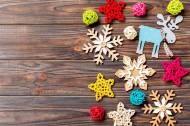 Ahşap arka planda Noel süsleri ve oyuncaklarının en üst görüntüsü. Uzayı kopyala Tasarımın için boş bir yer. Yeni yıl konsepti.