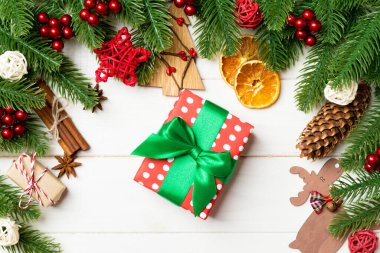 Köknar ağacı dalları, hediye ve ahşap arka planda dekoratif oyuncaklar. Yeni yıl konsepti.