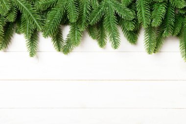 Ahşap arka plandaki köknar ağacının üst görüntüsü. Kopya alanı ile Noel kavramı.