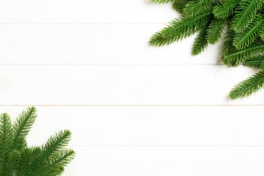 Köknar ağacı dallarından yapılmış Noel arkaplanının en üst görüntüsü. Ahşap arkaplanda kopyalama alanı olan yeni yıl konsepti.