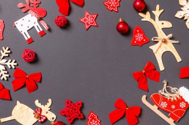 Noel oyuncakları ve süslemeleri olan siyah bir arkaplan. Tasarımınız için boş alanı olan mutlu yıllar konsepti.