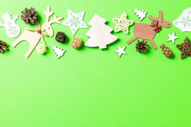 Noel oyuncakları ve dekorasyonlarla dolu yeşil bir arka plan. Tasarımınız için boş alanı olan mutlu yıllar konsepti.
