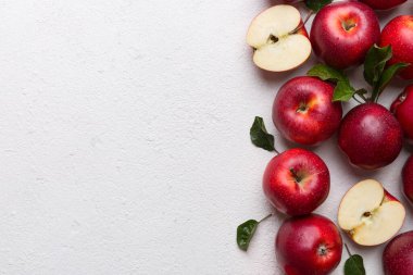 Tahta masada yeşil yapraklı taze kırmızı elmalar. Ahşap arka planda. Metin için üst görünüm boş alanı.