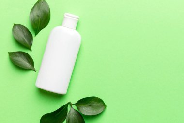 Renkli yeşil yapraklı organik kozmetik ürünler. Uzayı kopyala, düz yat.