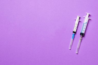 Renkli arka planda tıbbi şırıngaların üst görüntüsü. Fotokopi alanı ile sağlık hizmeti kavramı.