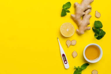 Doğal soğuk algınlığı, grip ilaçları ve termometre. Bağışıklık uyarımı ve virüs koruması için doğal malzemeler. Üst görünüm düzlüğü.