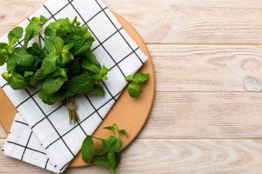 Kesme masasında taze nane şekeri, üst manzara. Metin için Düz Alan.