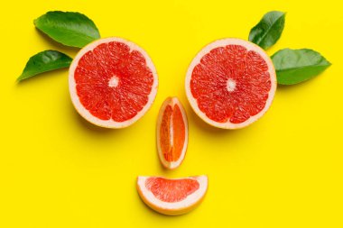 Renkli arka planda sulu greyfurt dilimli taze meyve greyfurdu. Üst Manzara. Uzayı kopyala yaratıcı yaz konsepti. Minimum düzlükte turunçgillerin yarısı kopyalama alanı ile yatar.