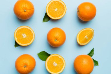 Renkli arka planda taze portakal dilimlerinin meyve deseni. Üst Manzara. Uzayı kopyala yaratıcı yaz konsepti. Minimum düzlükteki turunçgillerin yarısı.
