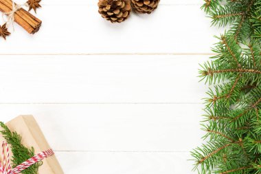 Noel köknar ağacı ve hediye kutusu ahşap masa üzerinde arka plan. Tasarımınız için kopya alanı ile üstten görünüm.