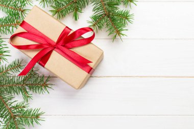 Noel arka plan Noel hediye ile çam dalları kopya ahşap beyaz zemin üzerine düz lay alan, görünümü ana sayfa.