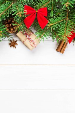 Noel köknar ağacı ve hediye kutusu ahşap masa üzerinde arka plan. Tasarımınız için kopya alanı ile üstten görünüm.