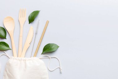 Renkli arka planda mutfak gereçleri olan geri dönüşümlü çevre dostu beyaz eko çanta. Sıfır atık kavramı.