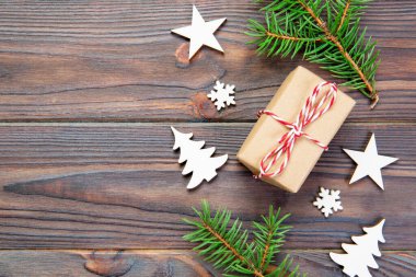 Noel hediye kutusu şerit rustik arka plan üzerinde kopya alanı ile üstten görünüm ile geri dönüşümlü kağıt sarılı. Tatil kavramı.