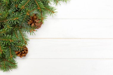 Noel arka plan Christmas çam dalları ve çam kozalakları kopya ahşap beyaz zemin üzerine düz lay alan, görünümü ana sayfa.