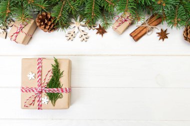 Noel köknar ağacı ve hediye kutusu ahşap masa üzerinde arka plan. Tasarımınız için kopya alanı ile üstten görünüm.