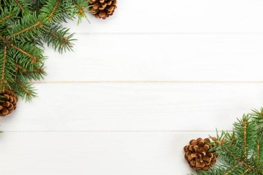 Noel arka plan Christmas çam dalları ve çam kozalakları kopya ahşap beyaz zemin üzerine düz lay alan, görünümü ana sayfa.