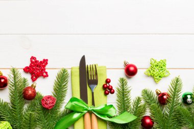 Yeni yıl ahşap arka planındaki şenlikli çatal bıçak takımının en üst görüntüsü. Tasarımınız için boş yeri olan Noel süslemeleri. Tatil yemeği konsepti.