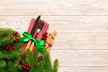 Peçetedeki çatal ve bıçak manzarası, Noel süslemeleri ve tahta zemin üzerinde yeni yıl ağacı. Kopya alanı ile bayram ve festival konsepti.