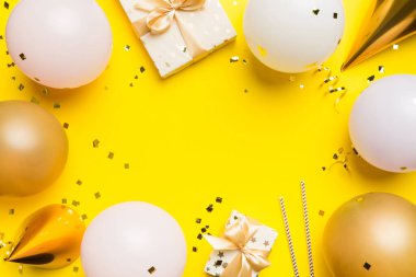 Renkli balon, hediye ve konfeti ile tatil geçmişi. Düz yatış stili. Kopya alanı olan doğum günü veya parti tebrik kartı.