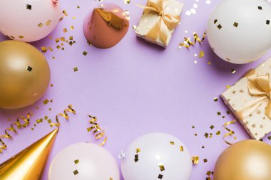 Pastel renkli arka plan üzerine düz bir parti dekorasyonu konsepti. Aşk konsepti. Tatil kutlaması. Sevgililer Günü ya da doğum günü partisi dekorasyonu.