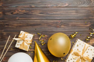 Renkli balon, hediye ve konfeti ile tatil geçmişi. Düz yatış stili. Kopya alanı olan doğum günü veya parti tebrik kartı.