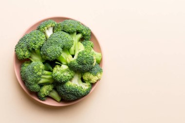 Brokoli taze yeşil brokoliyi renkli arka planda kasede. Kapatın. Taze sebze..