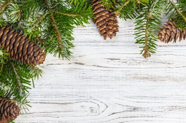 Noel arka plan. Köknar ağacı dalı çam kozalakları tahta masada. Metin için düz yatıyordu, yer.