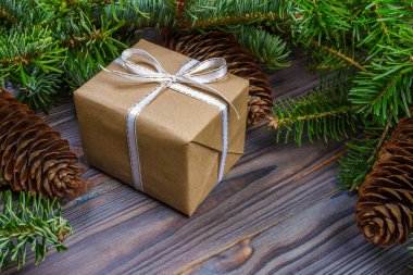 Noel hediye kutusu. Noel siyah tahta masada kırmızı kutuları sunar. Düz kopya alanı ile yatıyordu.