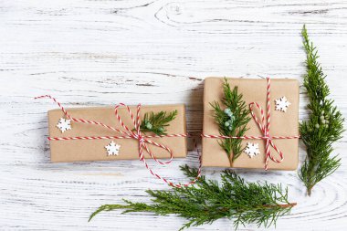 Kahverengi kağıt üzerinde şık Noel hediye kutusu görüntüler.