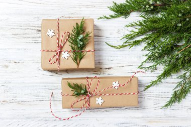 Arka plan, Noel ve yeni yıl yapılmış düz kompozisyon Xmas süslemeleri ve çam dalları.