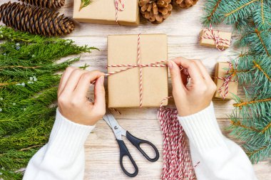 Noel ile kutu ambalaj işlemi hediye hediyeler. Üstten Görünüm.