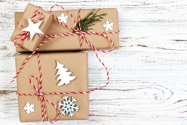 Noel hediye kutusu dekore edilmiş ahşap arka plan üzerinde kar tanesi tarafından.