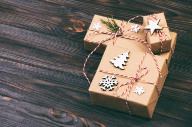 İçinde fotokopi alanı olan Noel hediyesi kutusu. Xmas, ahşap arka planda süslemeli bir kutu sunar. Ayarlanmış.