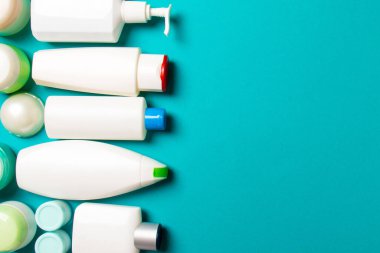 Farklı kozmetik şişeleri ve renkli arka planda kozmetik ürünleri için konteynır. Kopya alanı olan düz konum.