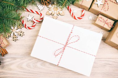 Zarfta firavun ağacı dalları ve tahta bir arka planda noel süsü olan bir paket. Ayarlanmış.